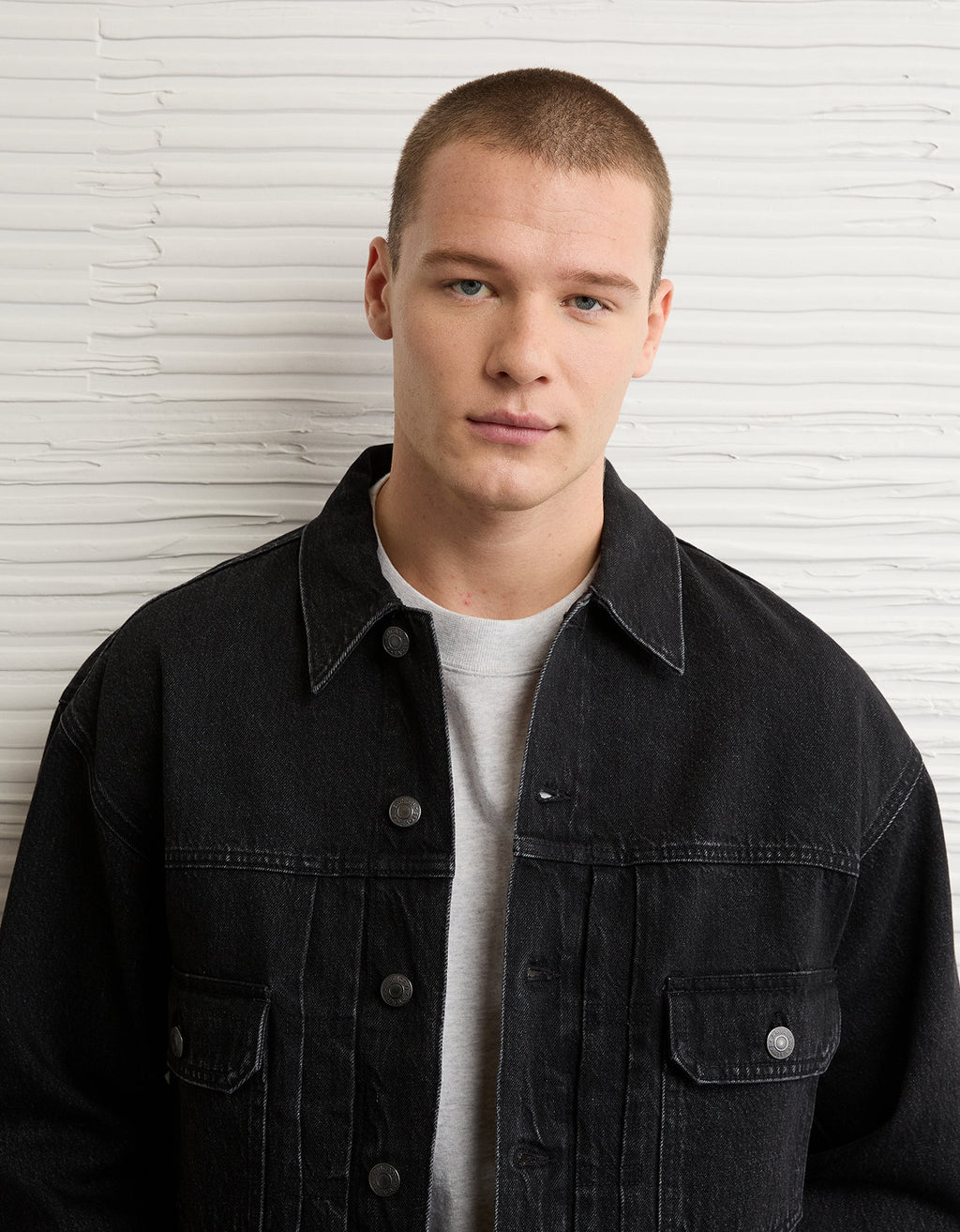 Chaqueta Trucker en Denim Ae - Negro 0106_1845_001_d2