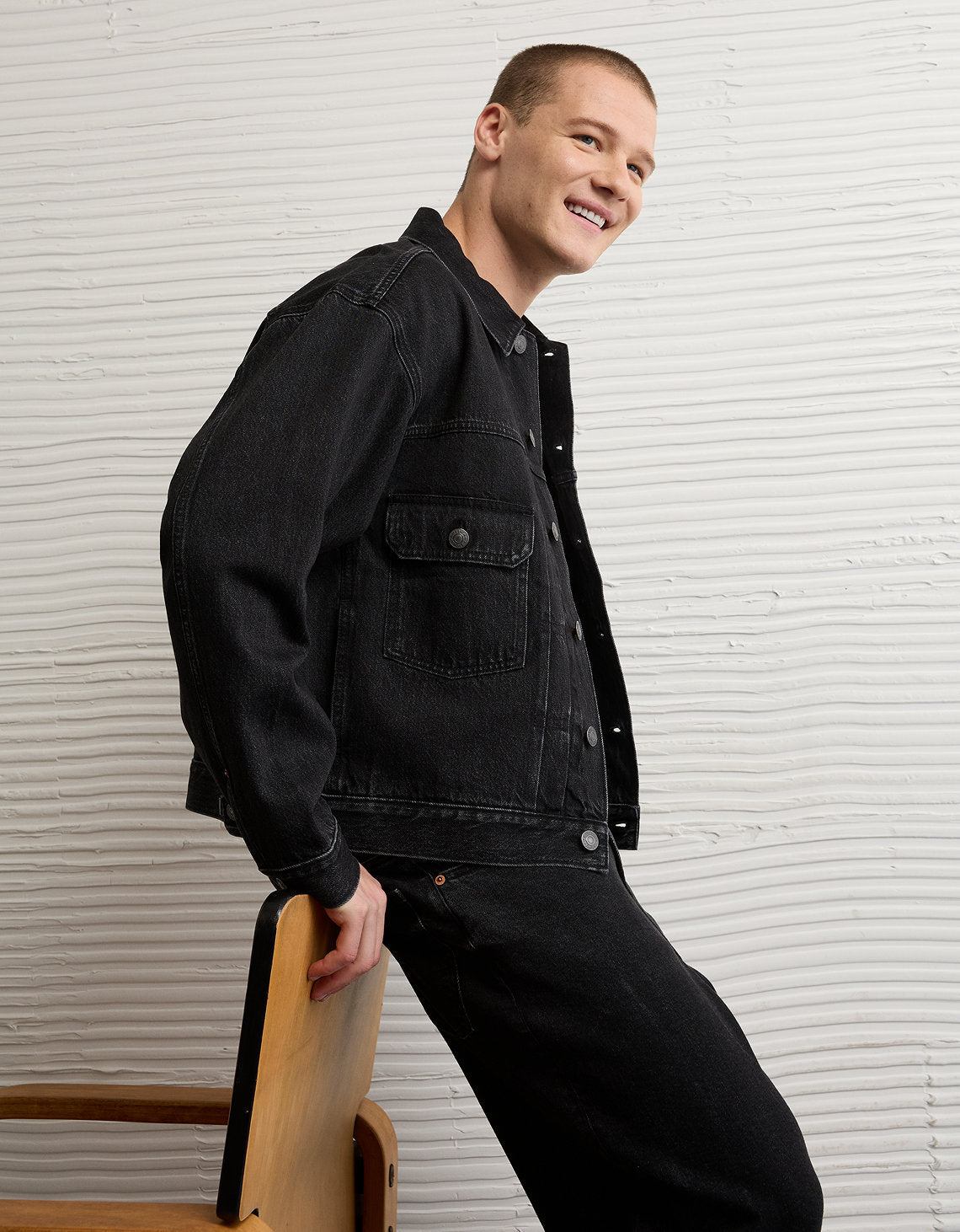 Chaqueta Trucker en Denim Ae - Negro 0106_1845_001_d3