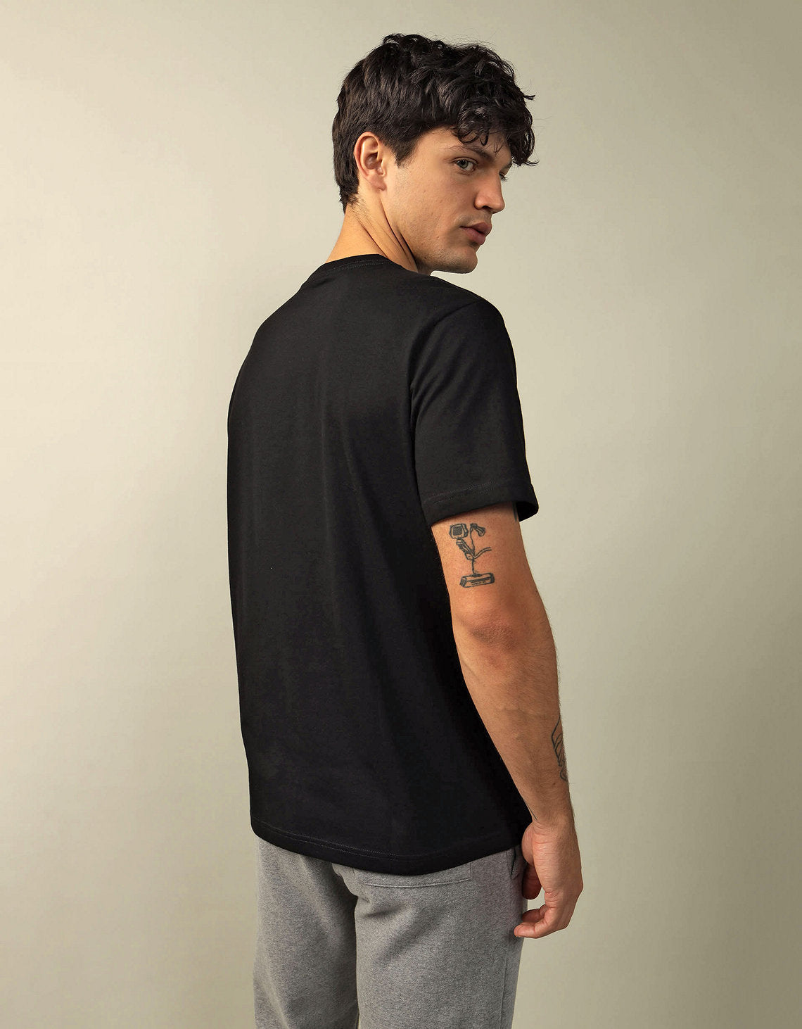 Polo sin Cuello AE gráfica con logo super suave - Negro 0181_3375_001_ob