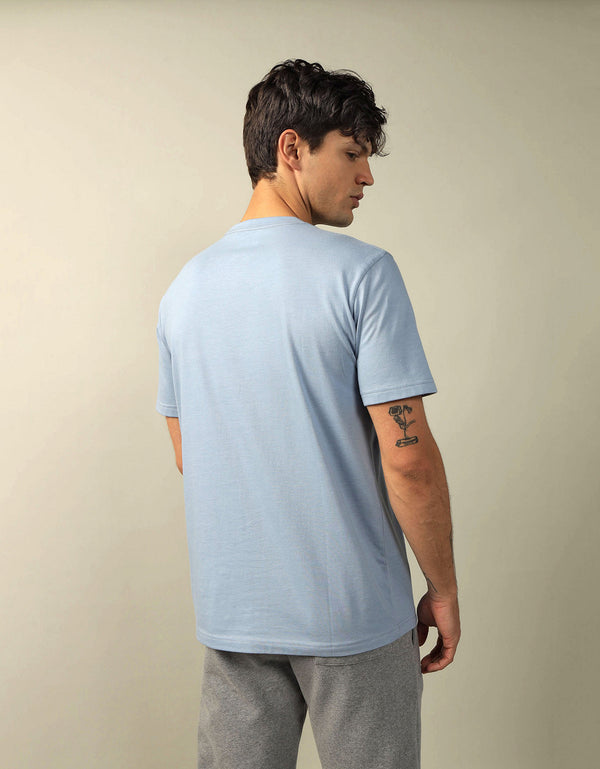 Polo sin Cuello AE gráfica con logo super suave - Azul