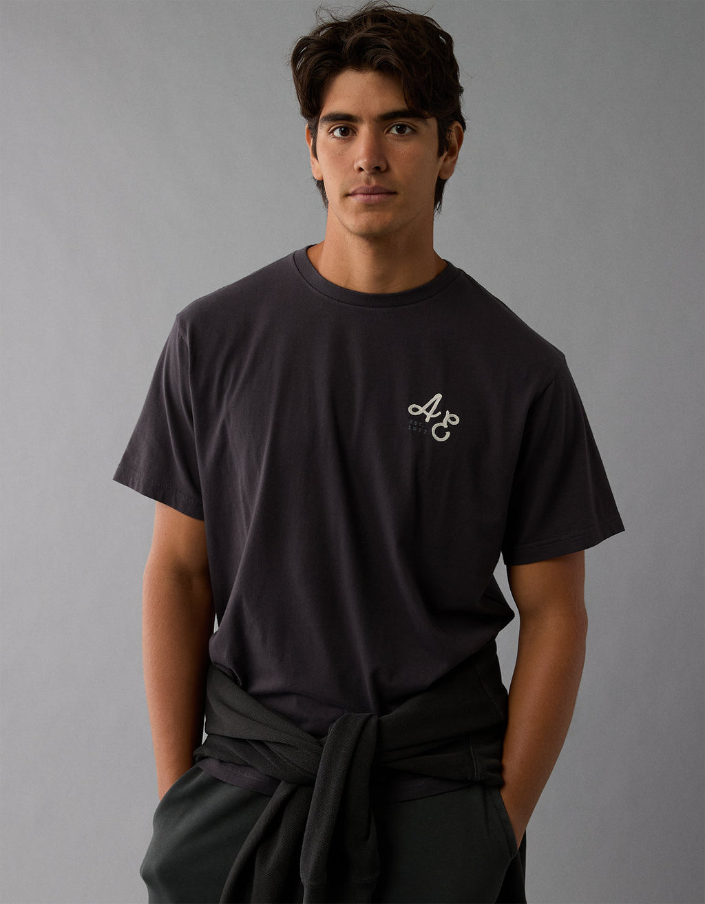 Polo sin Cuello con Gráfico Manga Corta Hombre AE - Negro 0181_3947_001_ob