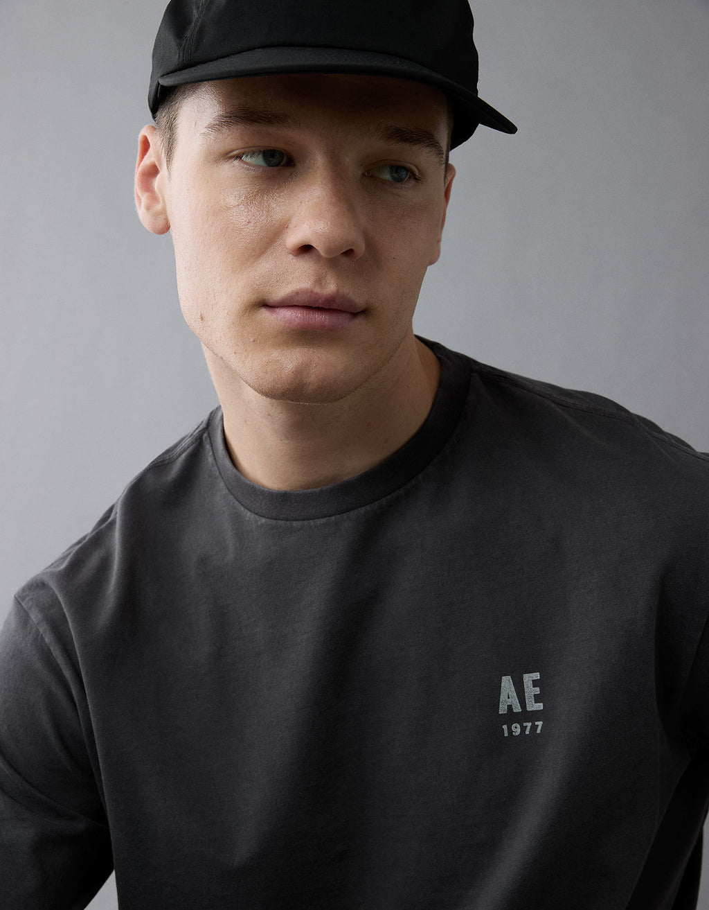 Polo sin Cuello Gráfica con Logo Ae - Gris 0181_4420_023_d2