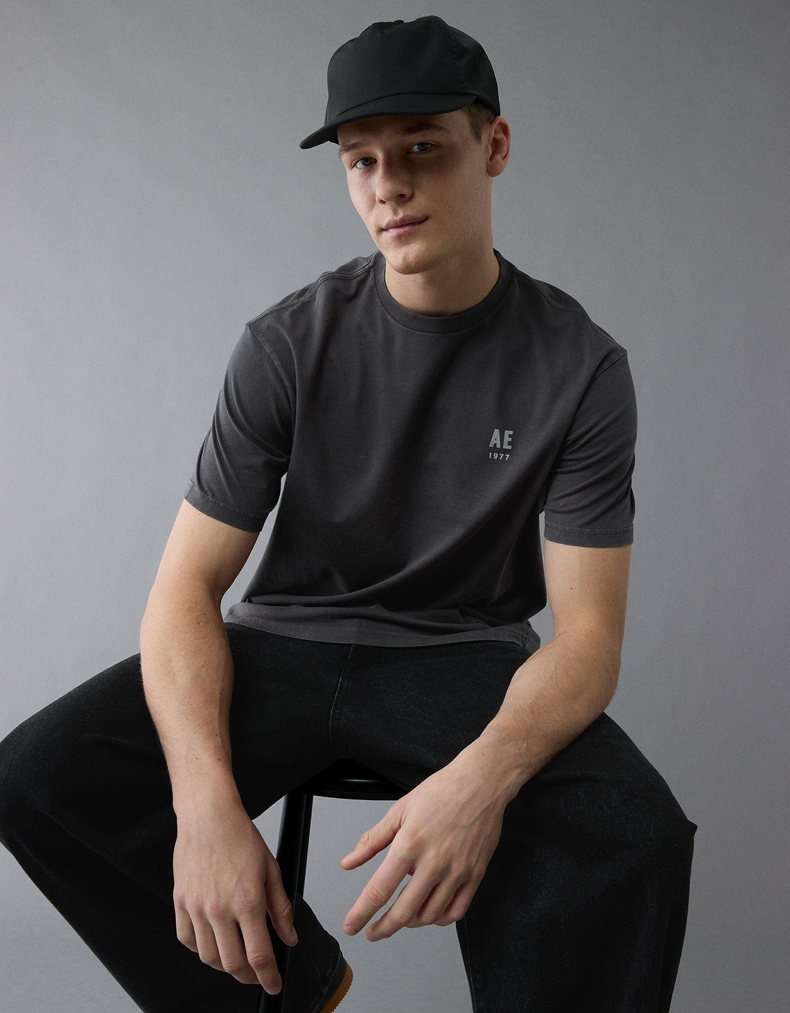 Polo sin Cuello Gráfica con Logo Ae - Gris 0181_4420_023_of
