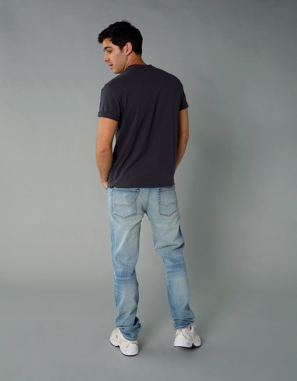 Polo sin Cuello Gráfica con Logotipo Elevado Ae - Negro 0181_4426_167_ob