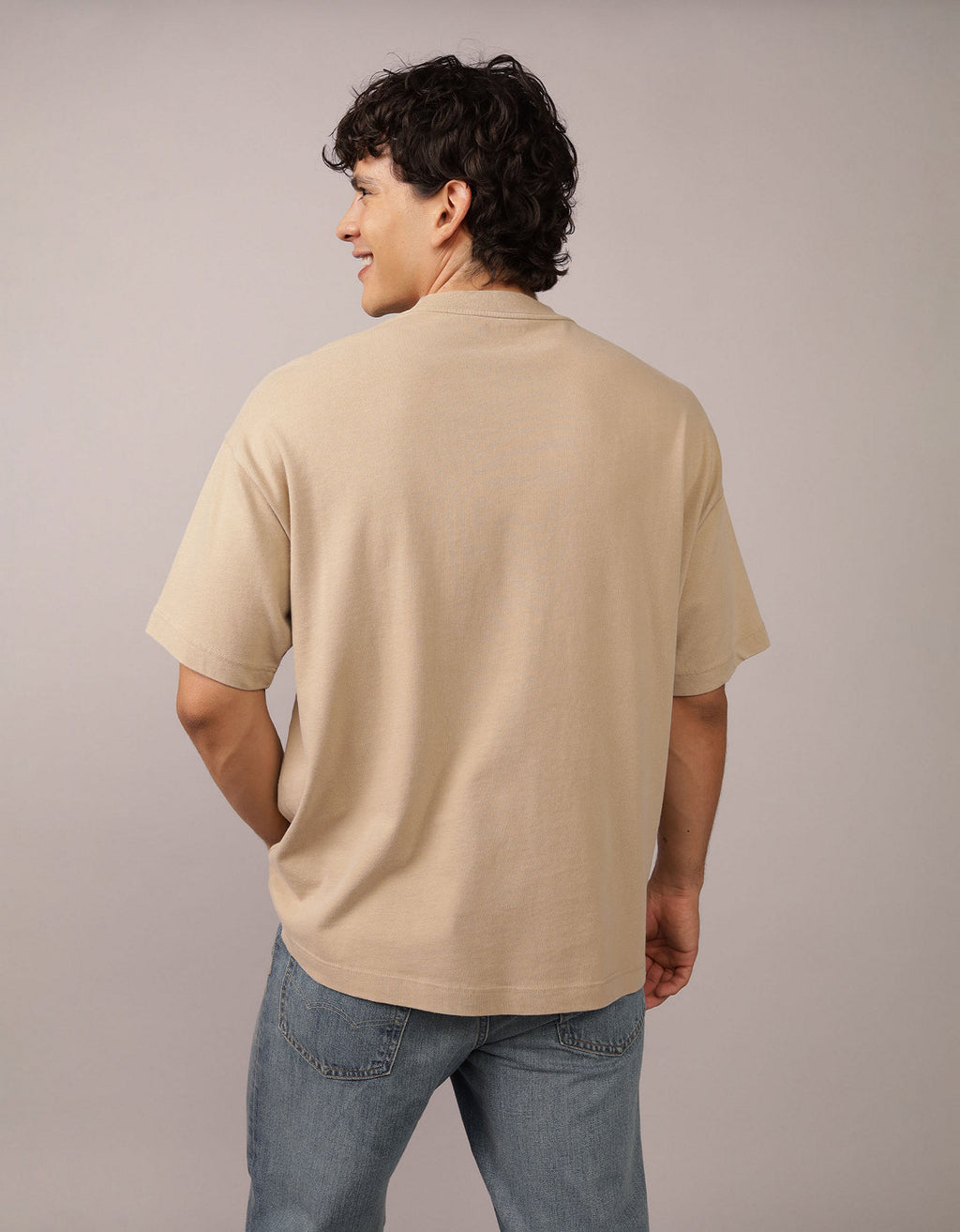 Polo sin Cuello gráfica con logo grande de Ae - Caqui 0181_4672_212_ob