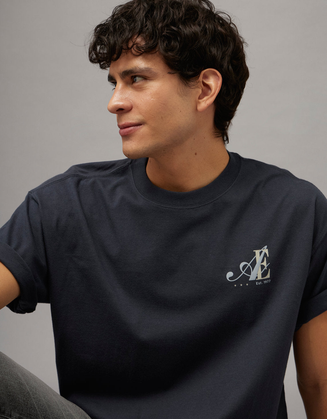 Camiseta Oversized Gráfica con Logo Ae - Negro 0181_5715_064_of