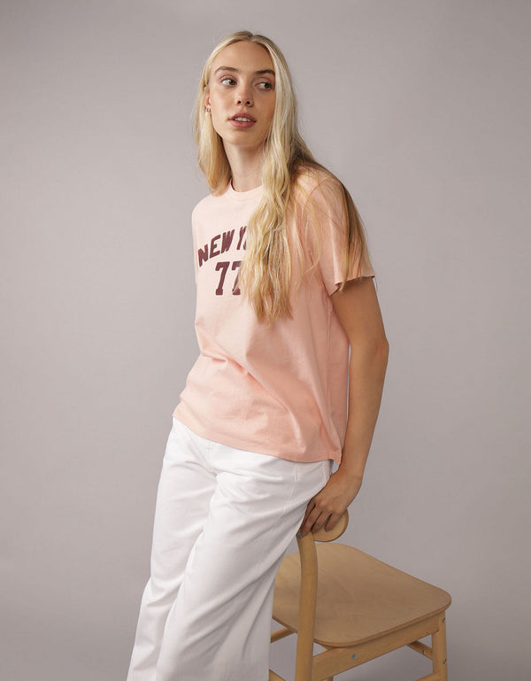Polo sin Cuello Gráfica de Marca Ae - Rosa