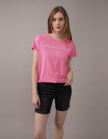 Polo sin Cuello AE gráfica con corte ajustado - Rosa 0300_9462_615_of