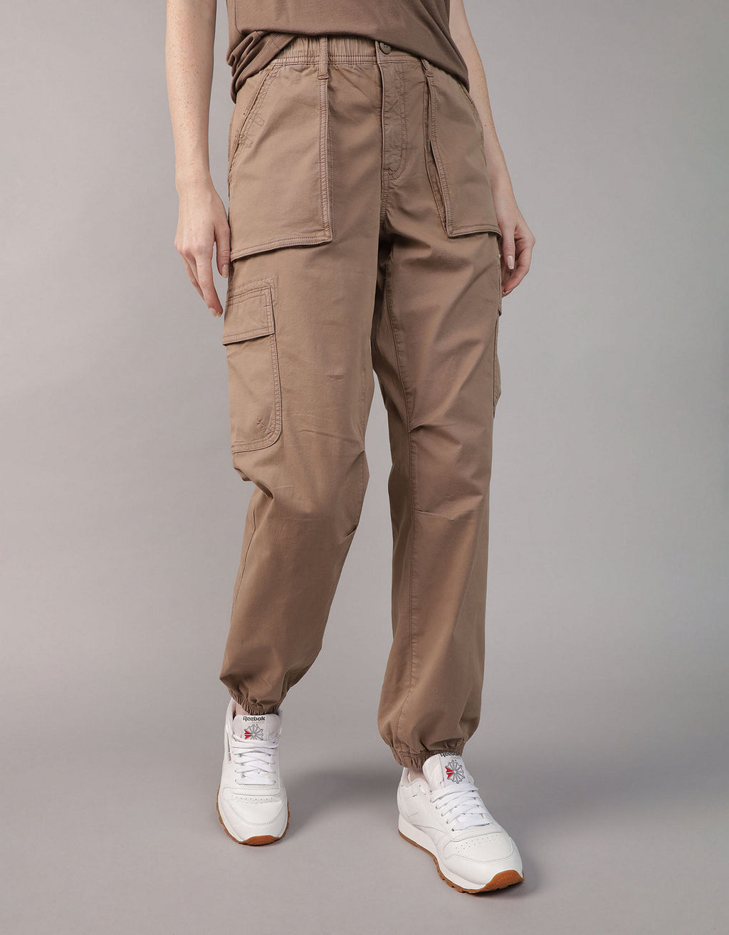 Jogger tipo cargo baggy de mujer AE - Café 0322_5429_200_of