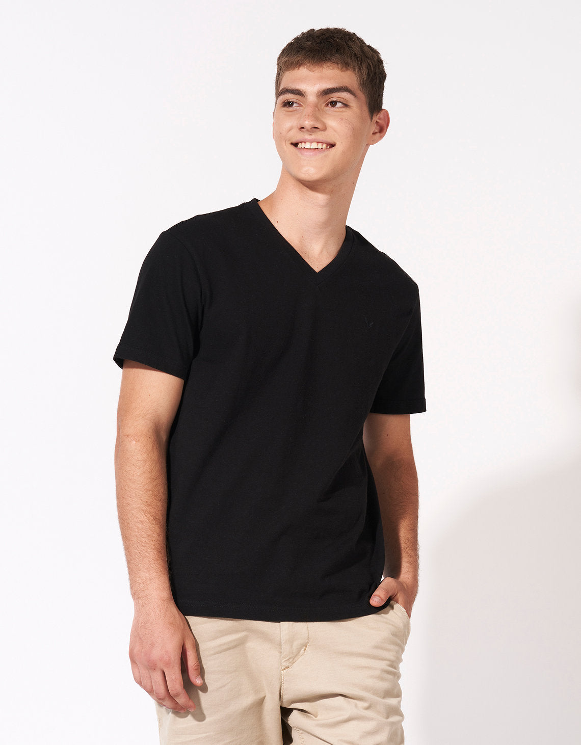 Polo sin Cuello Ae súper suave, cuello V - Negro 1177_1541_001_of