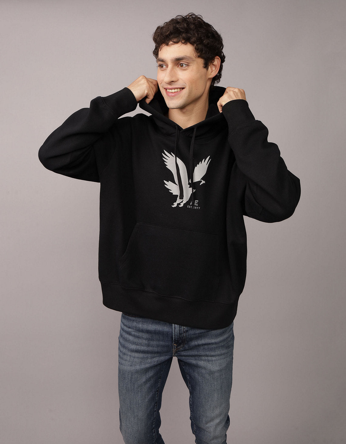 Polera con Capucha Manga Larga con gráfico Hombre AE - Negro 1192_2433_001_of