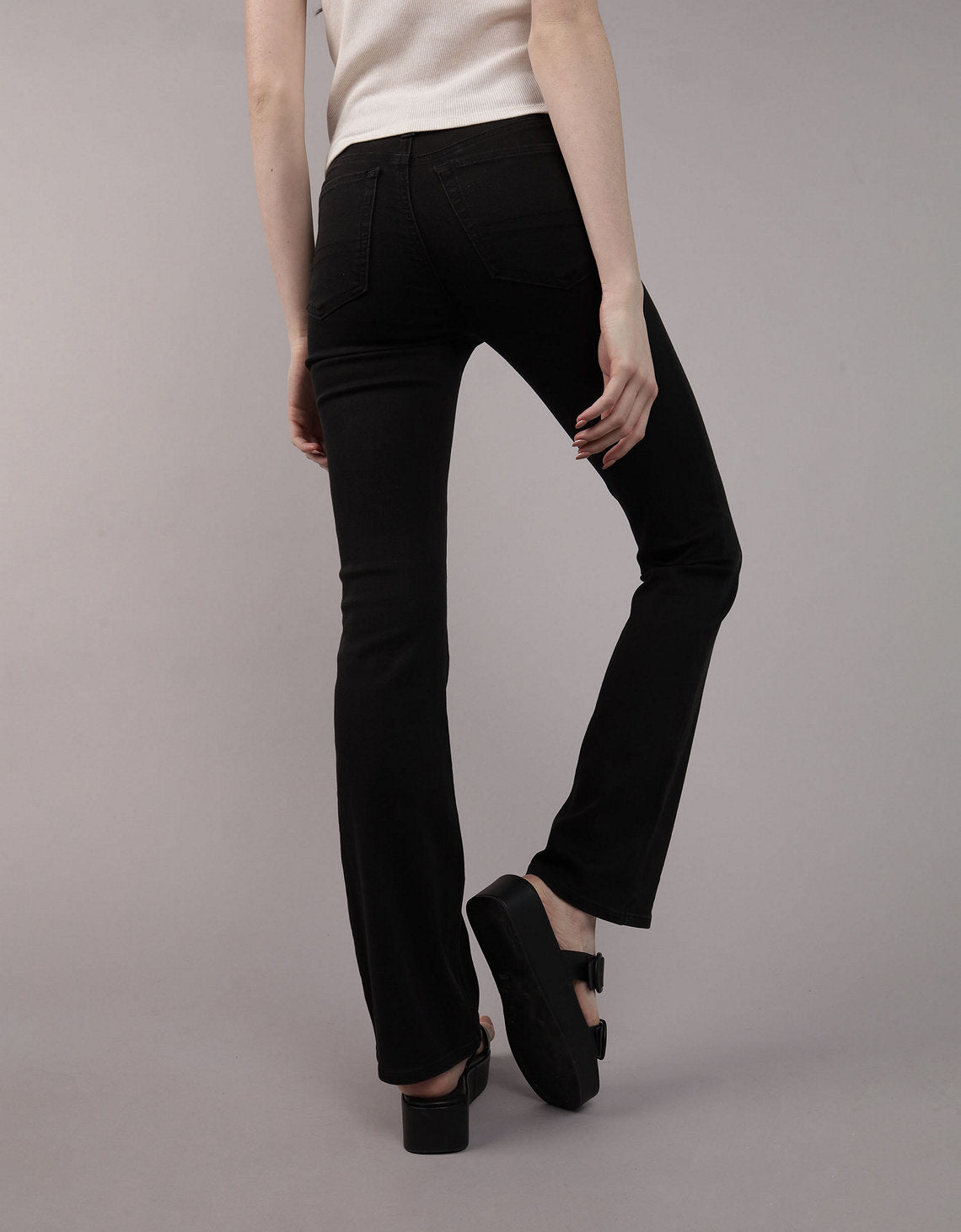 Jean kick bootcut de tiro bajo de mujer AE - Negro 1437_5552_001_ob