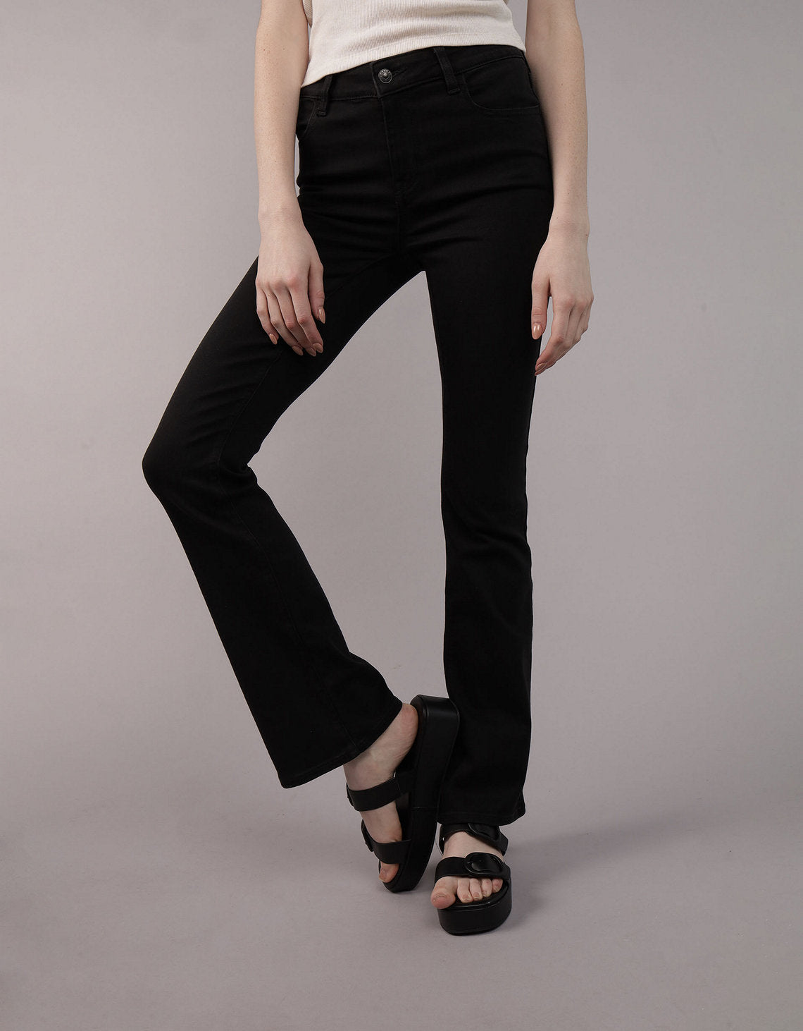 Jean kick bootcut de tiro bajo de mujer AE - Negro 1437_5552_001_of