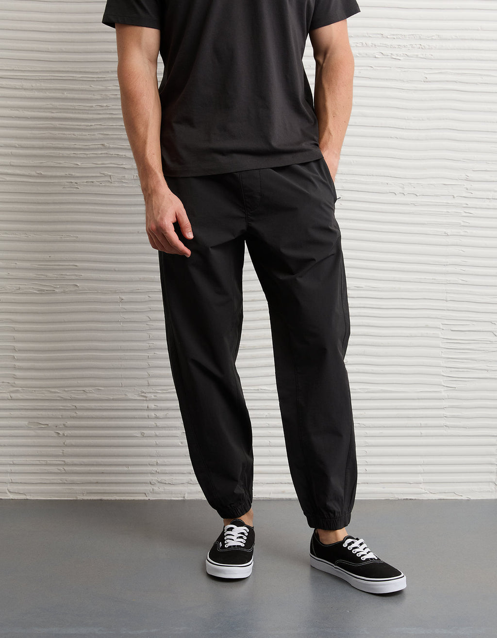 Jogger técnico Ae 24/7 - Negro 2123_5331_001_of