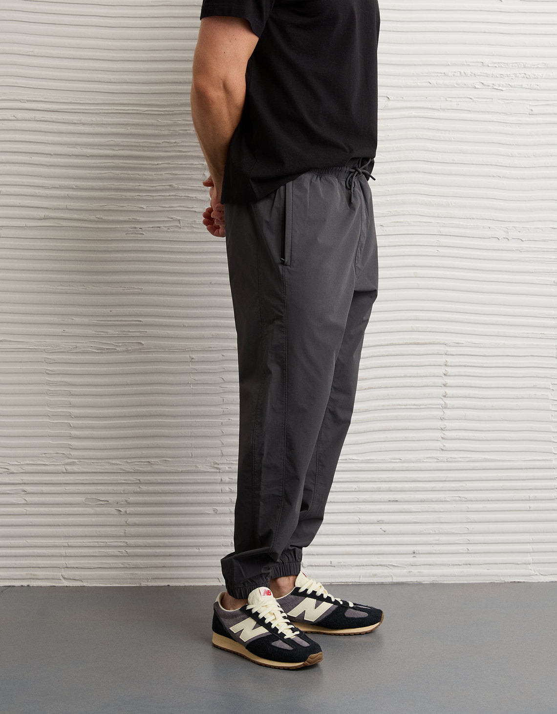 Jogger técnico Ae 24/7 - Gris 2123_5331_024_os