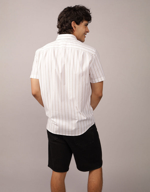 Camisa abotonada junto a la piscina Ae - Generico