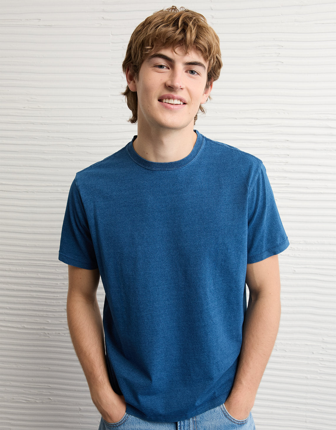 Camiseta standard fit en índigo Ae - Azul 2516_4976_421_of